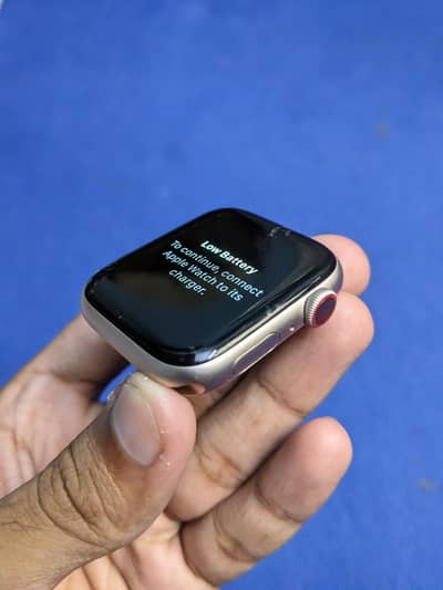Apple Watch Series 4 (44mm, Gold Aluminum, GPS).
