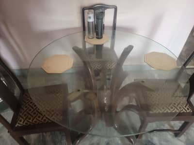 Dining Table with 4 chairs in 9/10 condition