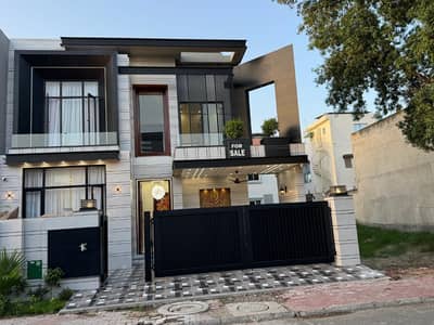 10 MARLA BEAUTIFUL HOUSE FOR SALE IN RAFI BLOCK SECTOR E BAHRIA TOWN LAHORE