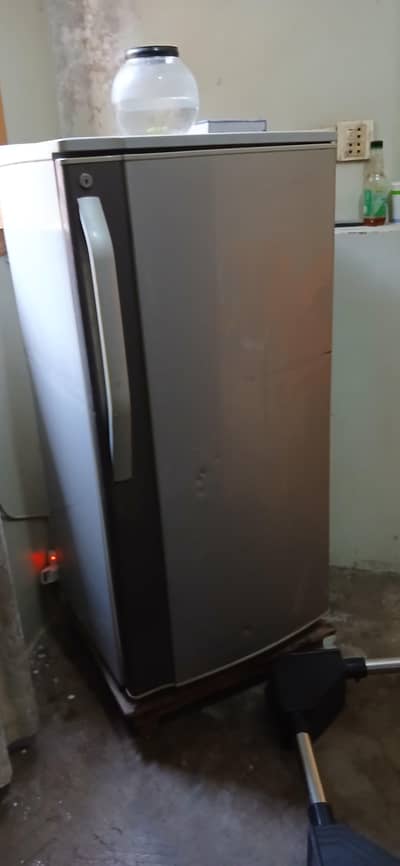 sharp company ka fridge hy