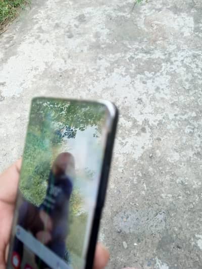 Samsung Galaxy s21 Ultra all ok bus ek line hai normal patch hai sim