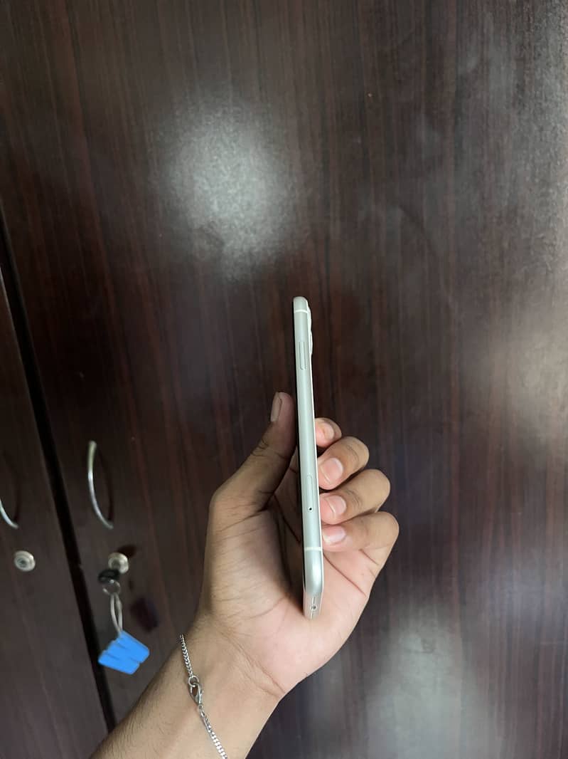 iPhone 11 4