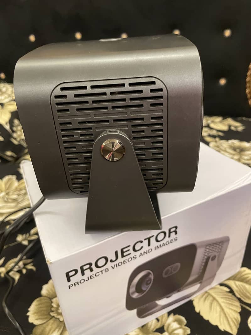 Smart Android projector 2
