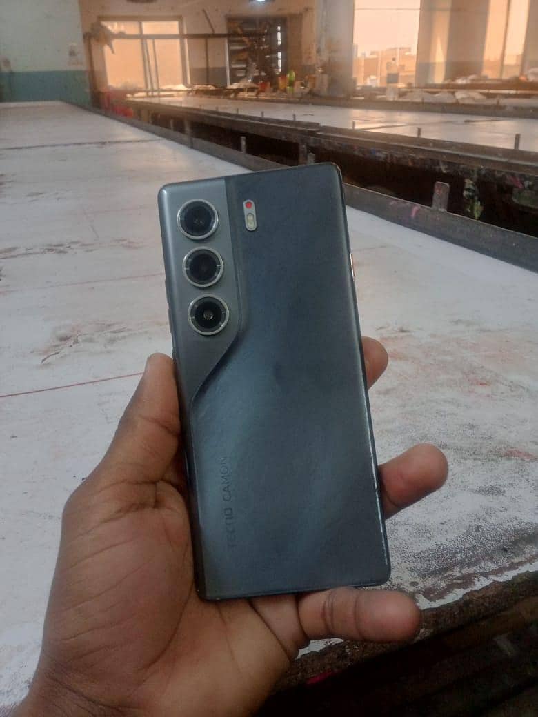 Tecno CAMON 40 Pro 1