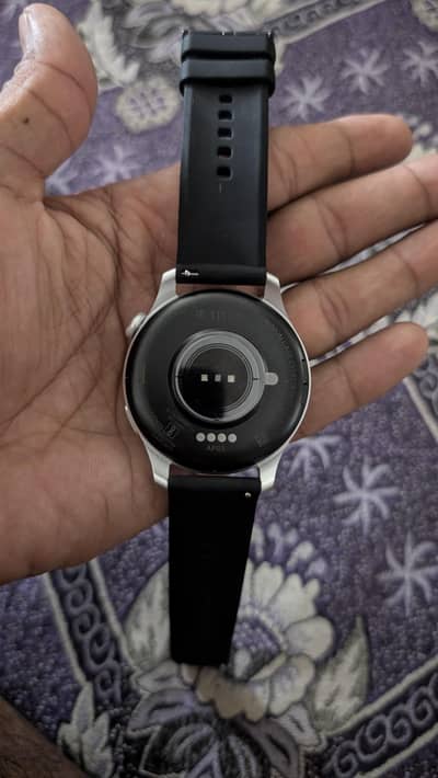 new smart watch taitan ki he charger or watch he 10/10 condition he