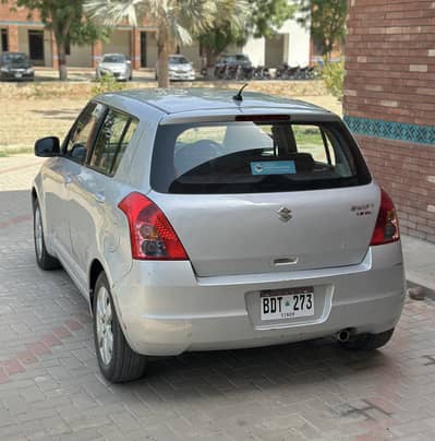 Suzuki Swift DLX 1.3 Navigation 2015. Totel Genuine.