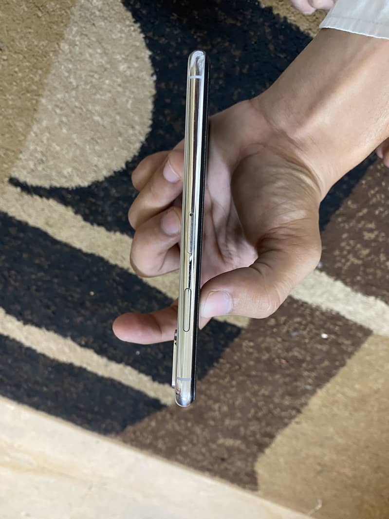 iPhone XS 6
