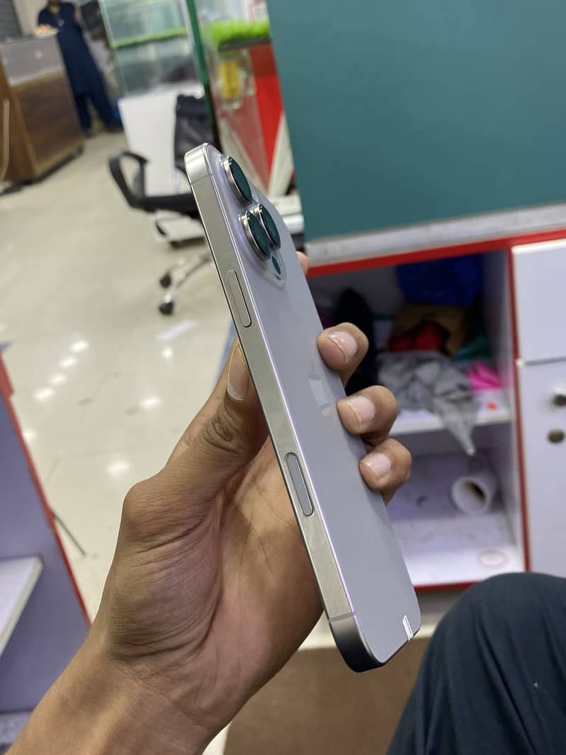 Apple iPhone 16 Pro Max 1