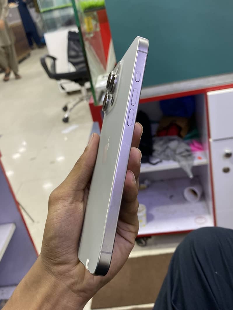 Apple iPhone 16 Pro Max 2