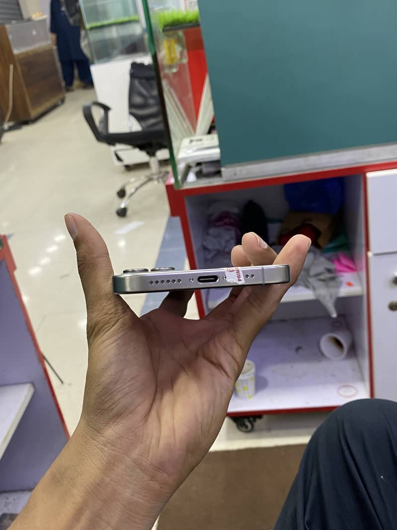 Apple iPhone 16 Pro Max 4