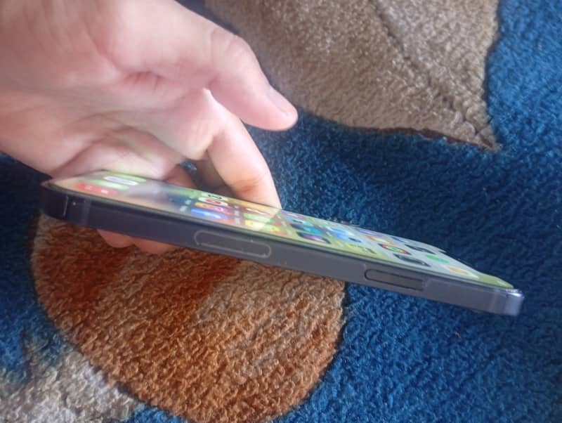 Apple iPhone 12 4