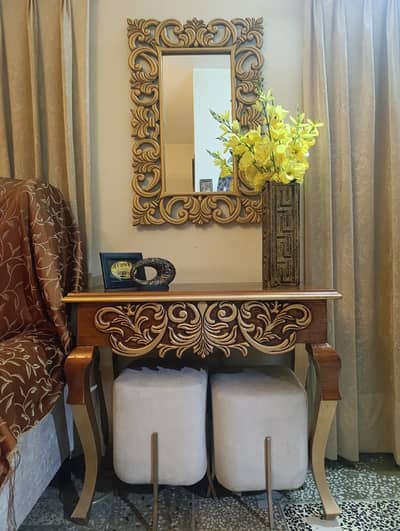Classy console table with wall hanging mirror