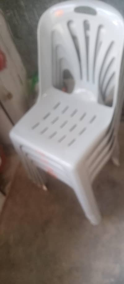 fello mouded frincher  4 by 1 table set for sale  new condition