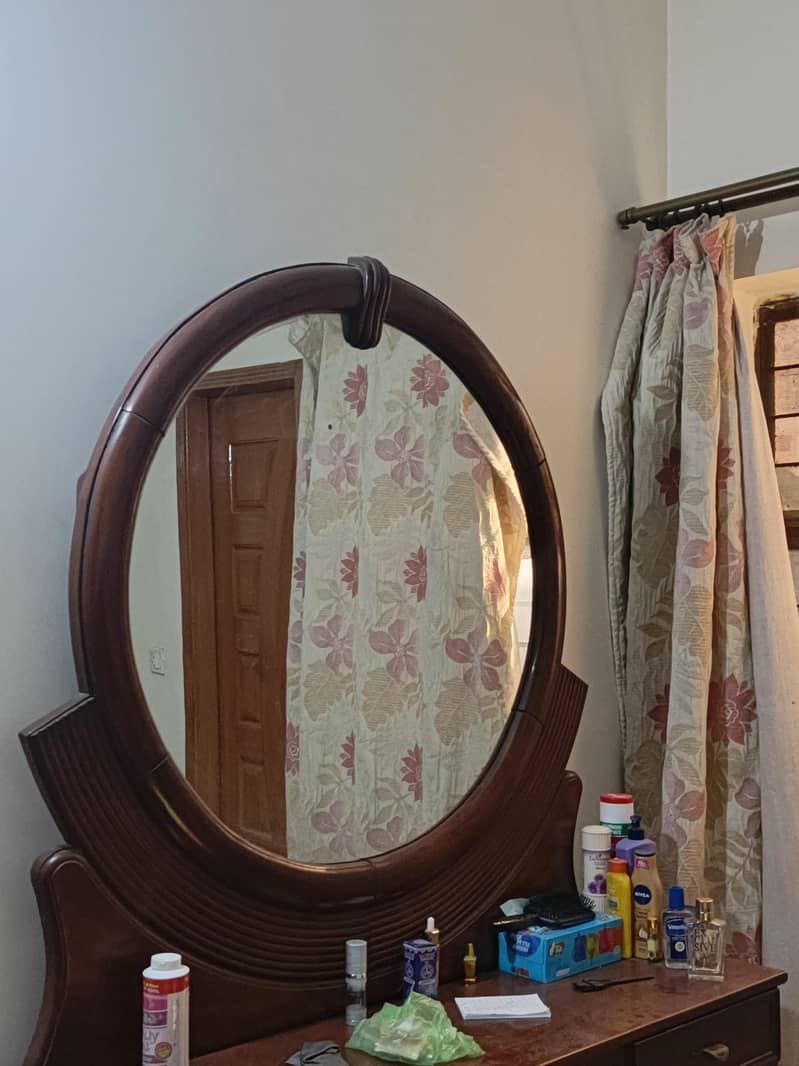 bed and dressing table 0