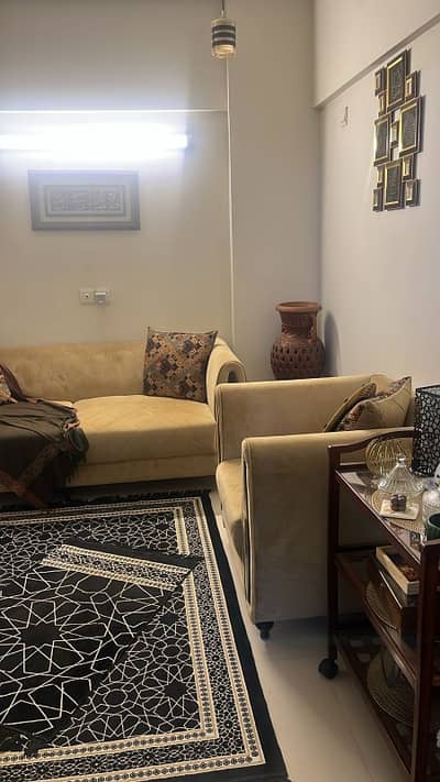 Prime Location 1400 Square Feet Flat In   Nishat Commercial Area For Sale