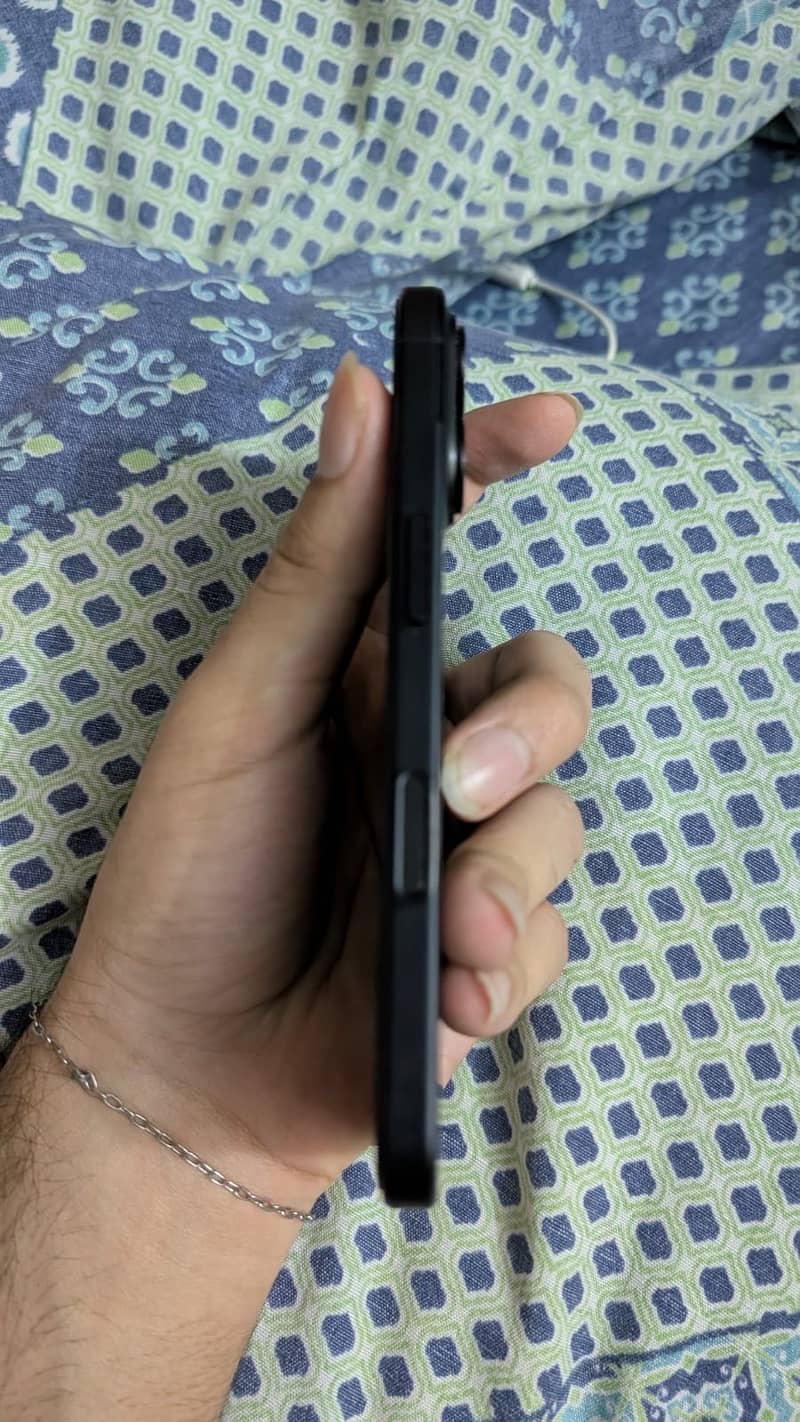 iPhone 16 4