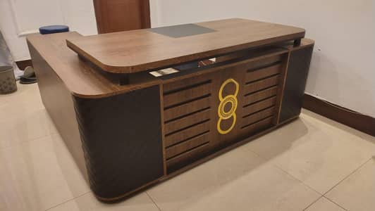 Premium office table