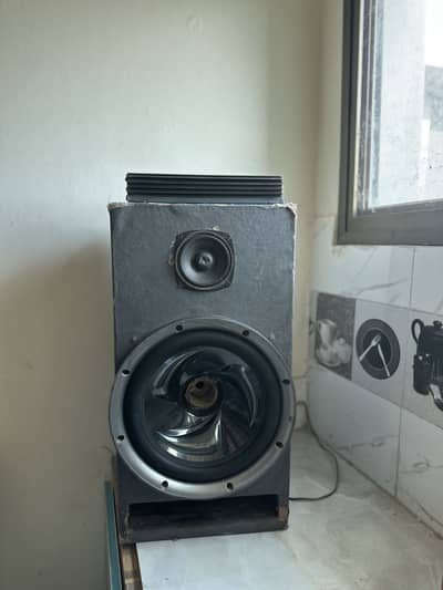 Kenwood woofer with amplifier