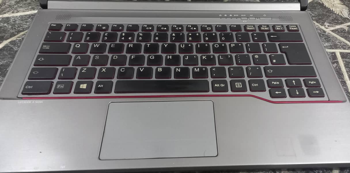 Fujitsu Lifebook E744 1