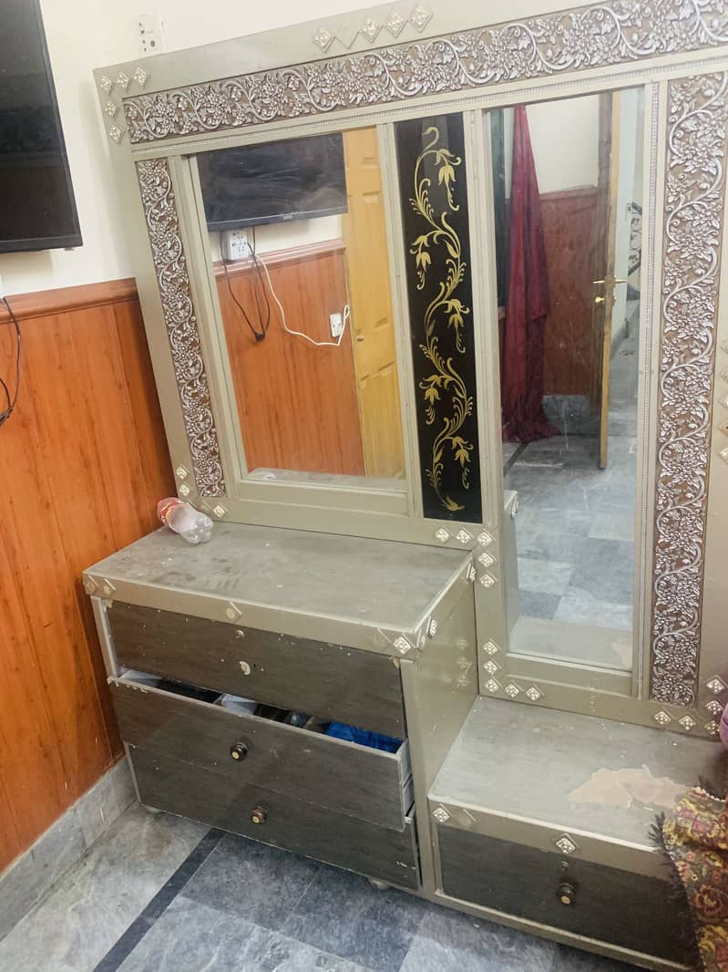Bed, Dressing table, 7