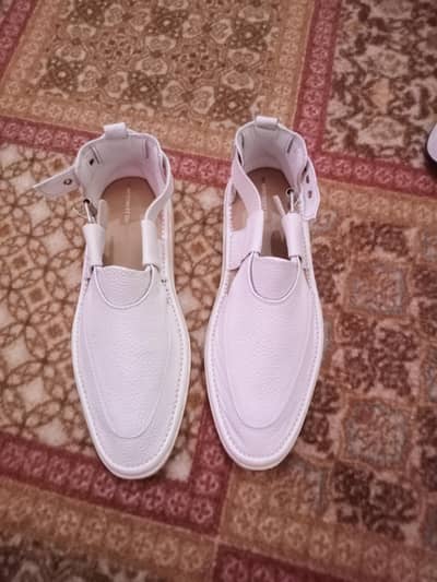 sandal for sale ha wadding day pa pahna tha 1 dafa bas bilkul new ha