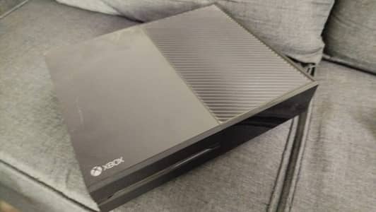 Xbox One Console With 2 Controllers and Kinect