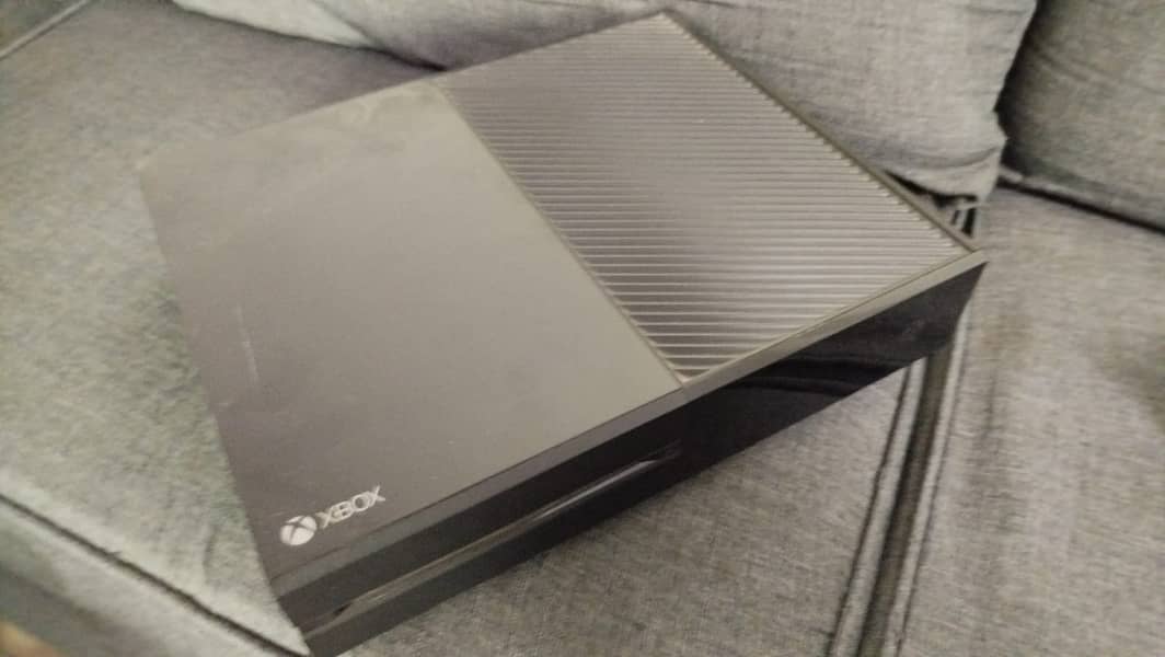Xbox One Console With 2 Controllers 0