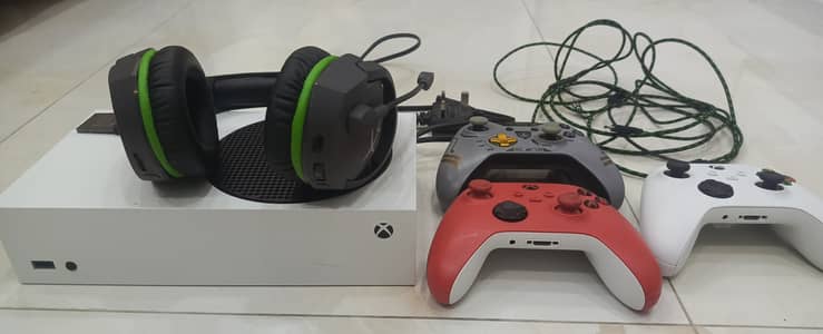Xbox series S with accessories & 3 controllers