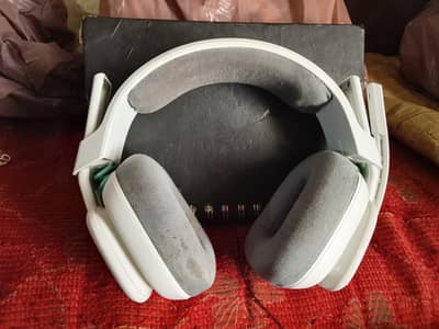 2 pes gameing headfone  hen like new all function working