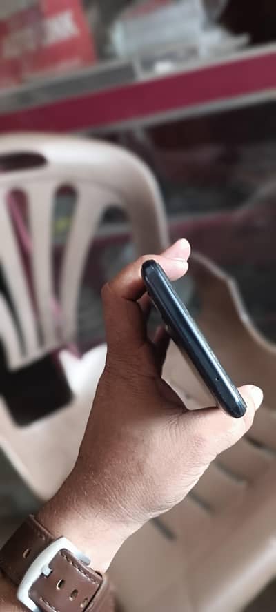 one hand used phone 8 GB ram 256 GB ROM battery original and very good