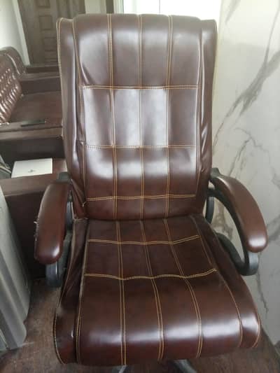 Used hwi ha thuree see damage ha uper Jo pic ma nzr arha ha Baki 10.10