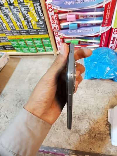 Infinity hot 50i with box. Charger nahi hy
