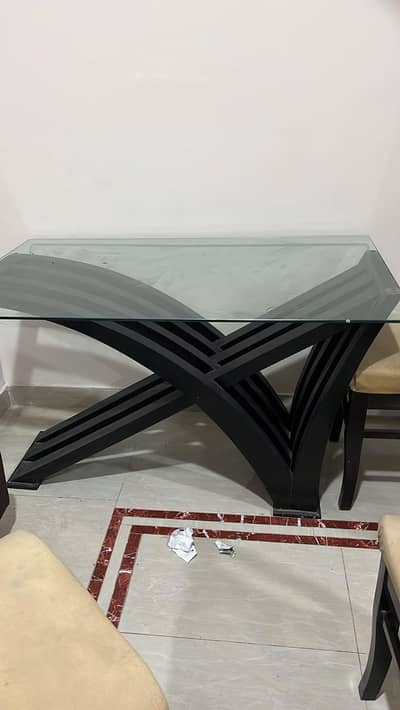 dinning table in v good condition