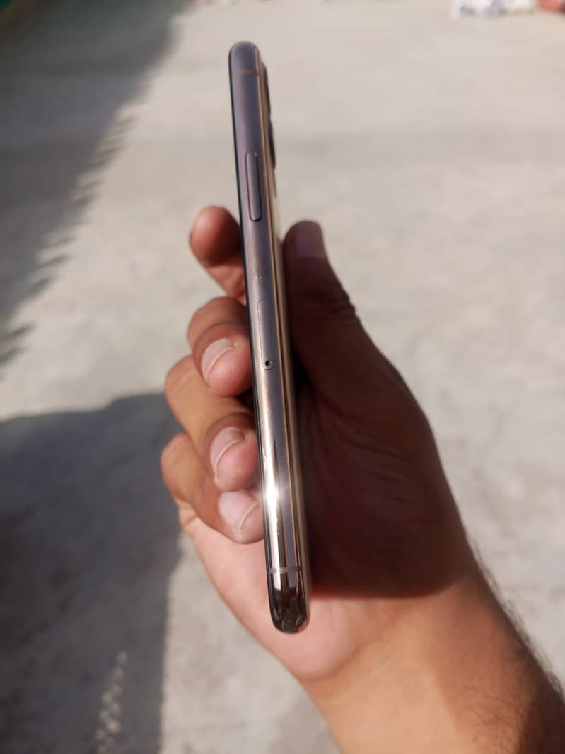 Apple iPhone 11 Pro 4