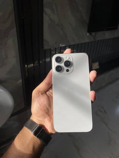 IPhone 15 pro max one hand use