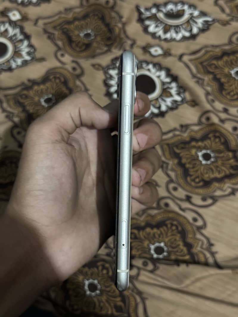 iPhone 11 3