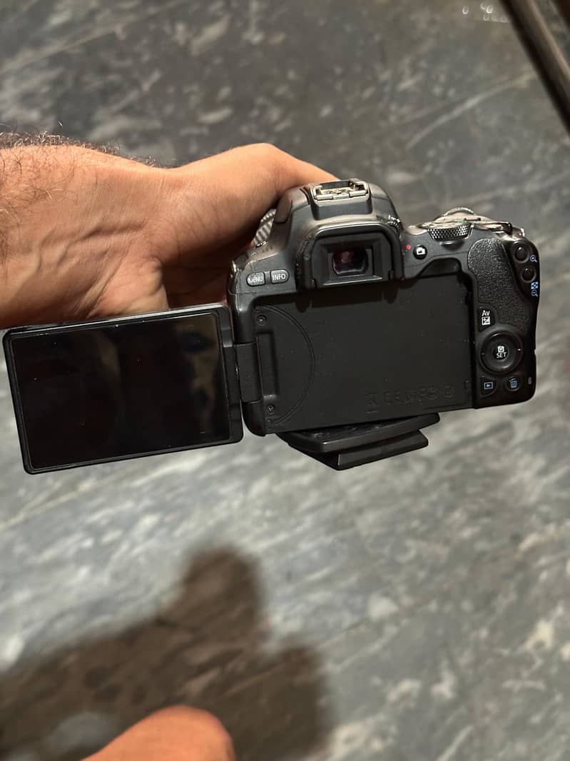 DSLR camera conon EOS 200D 1
