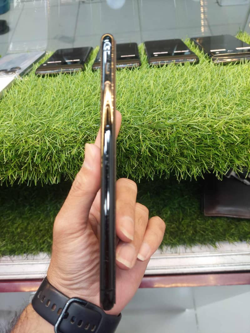 IPHONE 11 PRO MAX 1