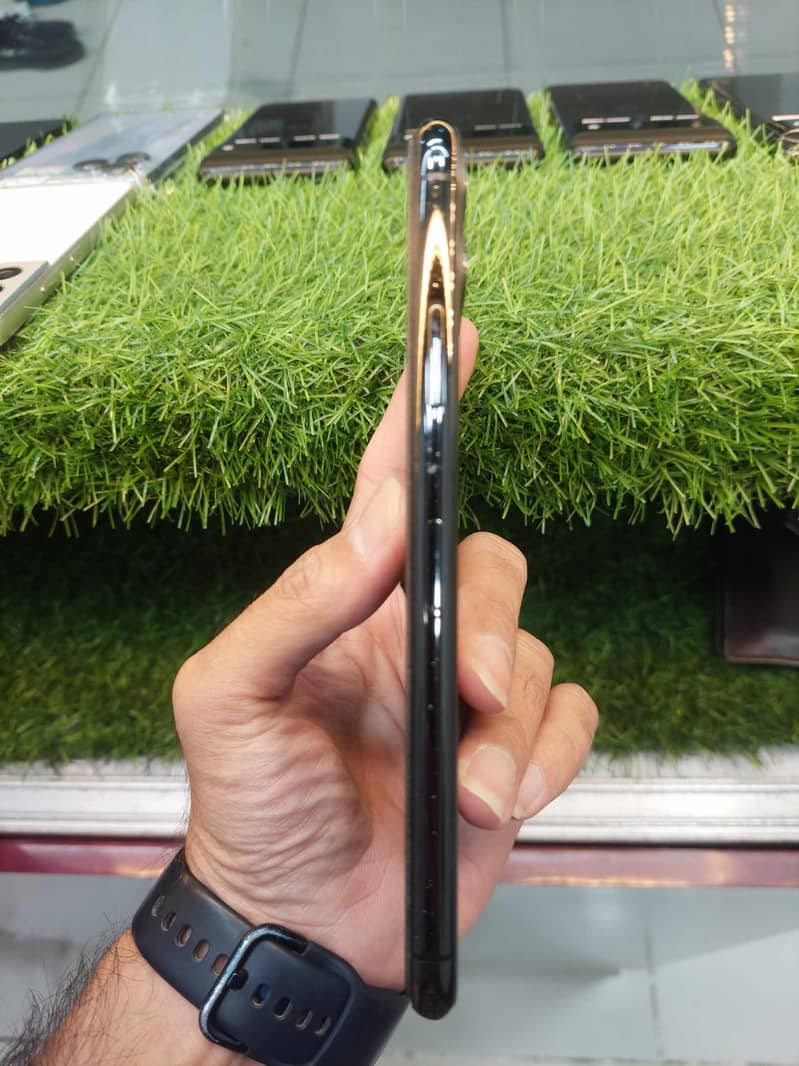 IPHONE 11 PRO MAX 2