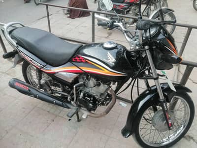 Honda 125 delex bht achi condition ma hia apny use ma hai bht kam use