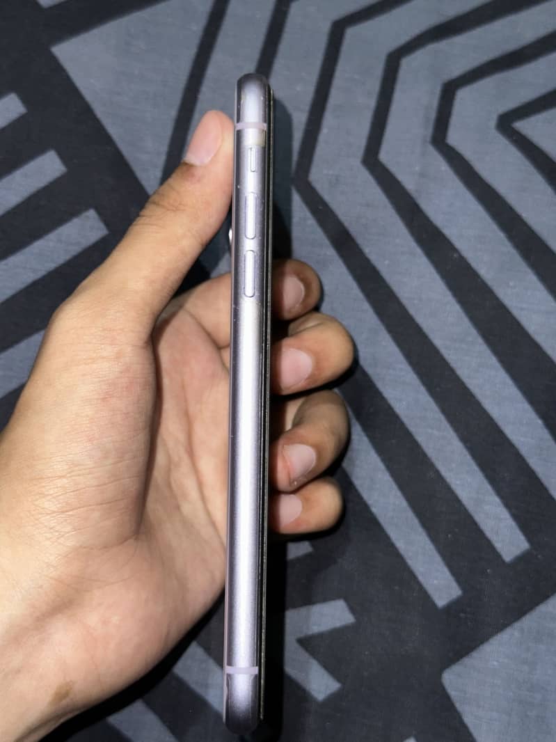 iPhone 11 4