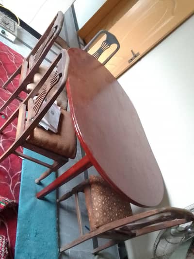 Dining table with 5 seater. Top wood quality.