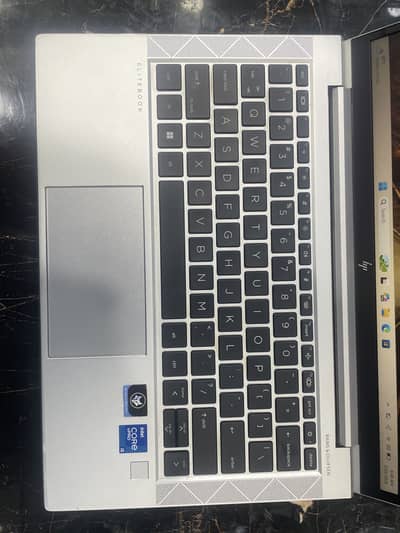 HP Elitebook 830 G8