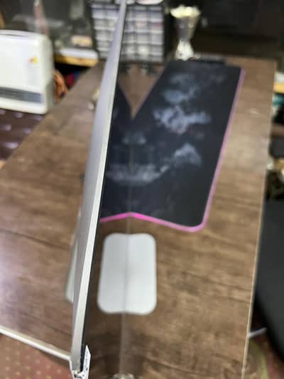 Apple imac 2017 21" inch screen size Core i5 8GB ram 1TB Fusion Drive