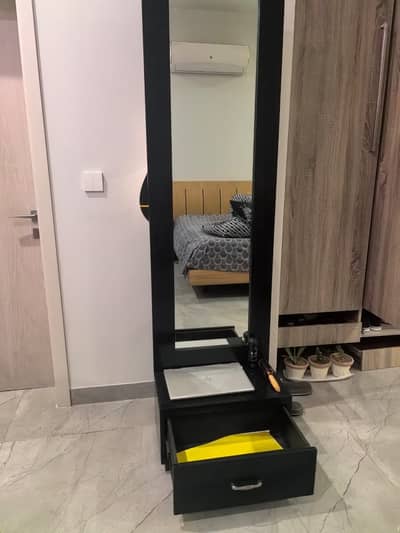 Smart Full length dressing table, with spacious drawer and table ontop