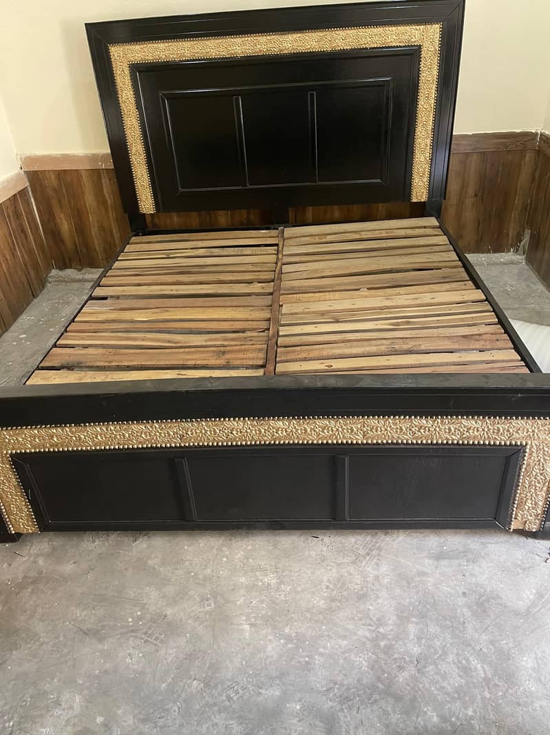one double bed 2 side table 0