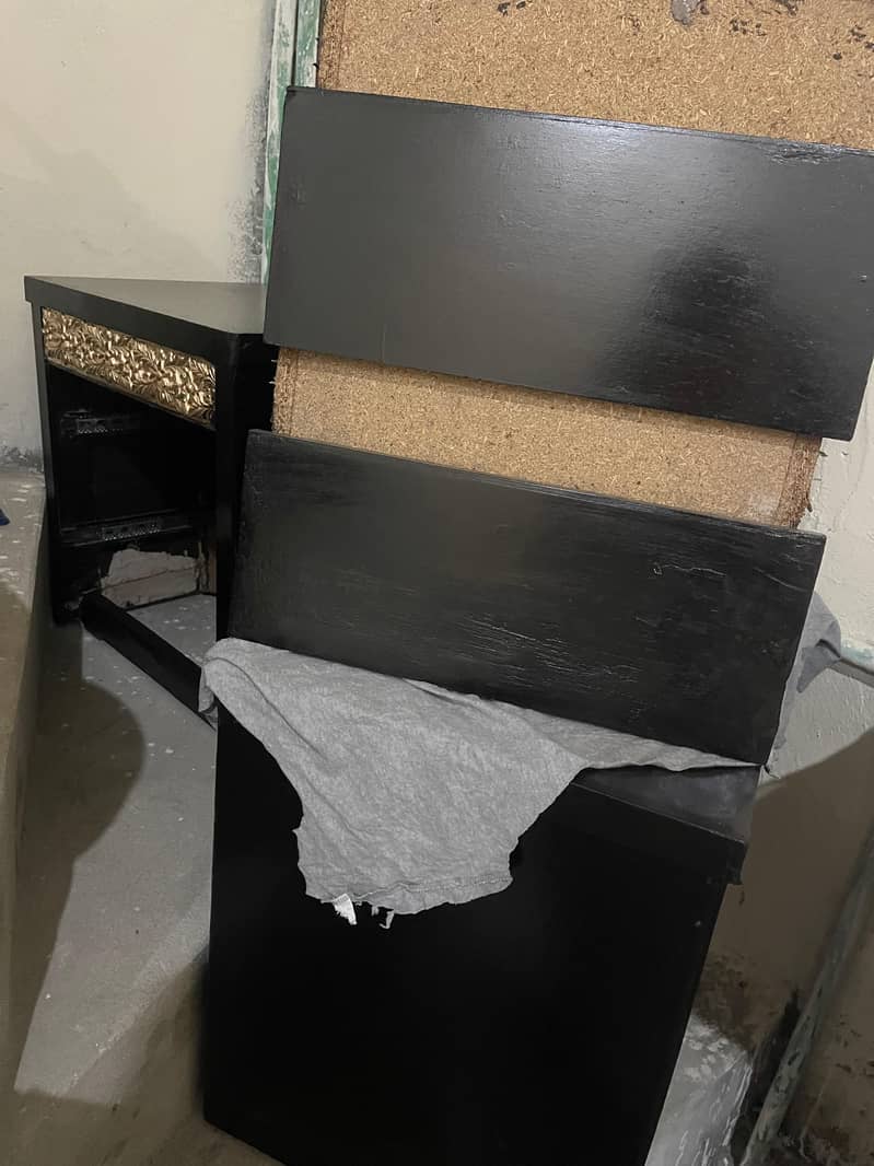 one double bed 2 side table 3