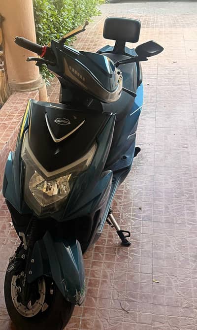 YJ Future Electric Scooty 2025 Blue - excellent condition