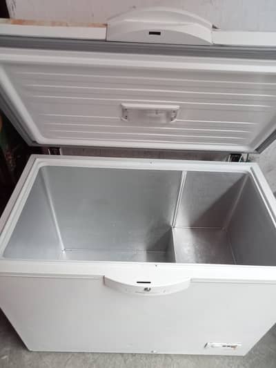 Dowlance single door inverter Deep freezer in excellent condition.