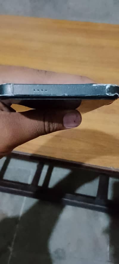 8,128 gb  10,10 condition minor si bhi  line ni koi bhi